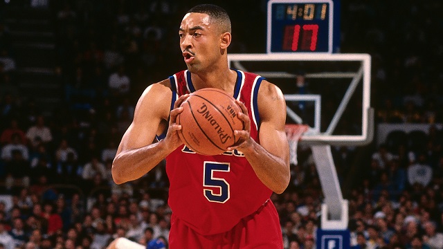 OAKLAND, CA - 1995: Juwan Howard #5 of the Washington Bullets passes against the Golden State Warriors during a game played circa 1995 at the Oakland Coliseum in Oakland, California. NOTE TO USER: User expressly acknowledges and agrees that, by downloading and or using this photograph, User is consenting to the terms and conditions of the Getty Images License Agreement. Mandatory Copyright Notice: Copyright 1995 NBAE (Photo by Brad Mangin/NBAE via Getty Images)